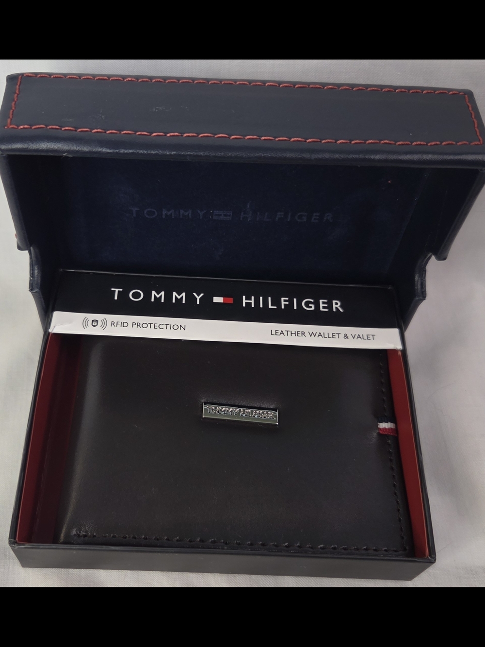 Tommy Hilfiger Men's Black Leather RFID Bi-Fold Wallet